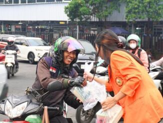 Mahasiswa Universitas Atma Jaya Jakarta berbagi takjil. (dok.UAJ)