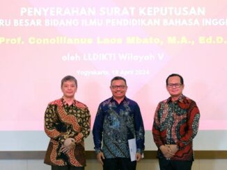 Prof. Concilianus Laos Mbato (tengah) bersama Rektor USD dan Kepala LLDIKTI Wilayah V. (dok.USD)