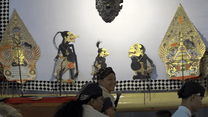 Dalang Rafael Windrasto Satrio Adhi “Fael” saat pertunjukan Wayang Climen di Yogyakarta pada 13 Maret 2024