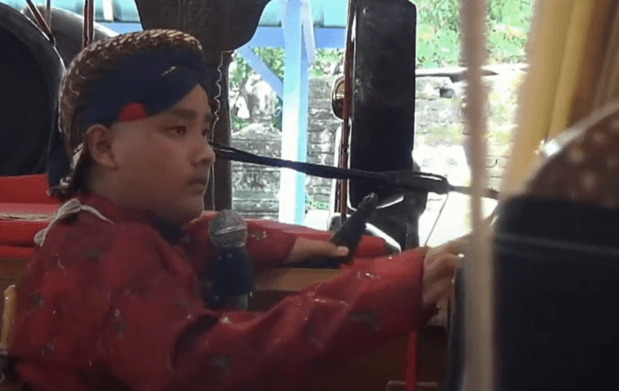 Dalang R. Nurwaskita Cahyo Darmawan “Ayok” saat pertunjukan Wayang Climen di Yogyakarta pada 13 Maret 2024