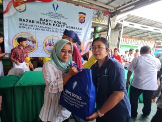 Bazar murah sembako oleh Sekolah Tarakanita Blok Citra Raya untuk warga sekitar Kecamatan Kresek, Balaraja, Tangerang, Banten pada Rabu, 3 April 2024