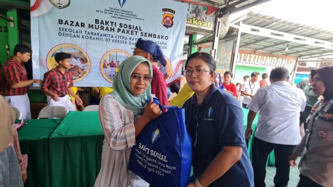 Bazar murah sembako oleh Sekolah Tarakanita Blok Citra Raya untuk warga sekitar Kecamatan Kresek, Balaraja, Tangerang, Banten pada Rabu, 3 April 2024 Bazar murah sembako oleh Sekolah Tarakanita Blok Citra Raya untuk warga sekitar Kecamatan Kresek, Balaraja, Tangerang, Banten pada Rabu, 3 April 2024