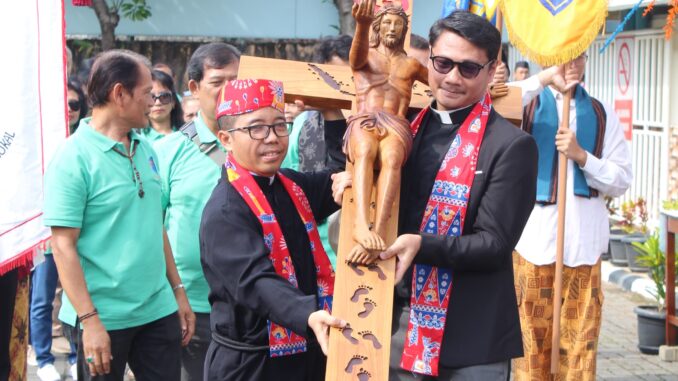 Semarak Kirab Salib 100 Tahun SCJ Berkarya di Indonesia di Sekolah Santo Antonius Jakarta
