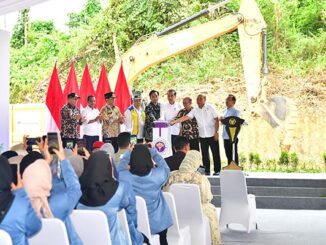Presiden Jokowi melakukan peletakan batu pertama atau groundbreaking Universitas Gunadarma di Kawasan Ibu Kota Nusantara (IKN) (foto: BPMI Setpres/Vico)