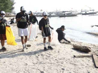 Para siswa SMP Santo Yosef, SMP-SMA Santo Carolus Surabaya melakukan aksi bersih Pantai Kenjeran Watu-Watu, Surabaya pada peringatan Hari Lingkungan Hidup Sedunia, Rabu, 5 Juni 2024