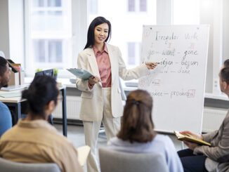 Seorang dosen sedang mengajar. (by freepik)