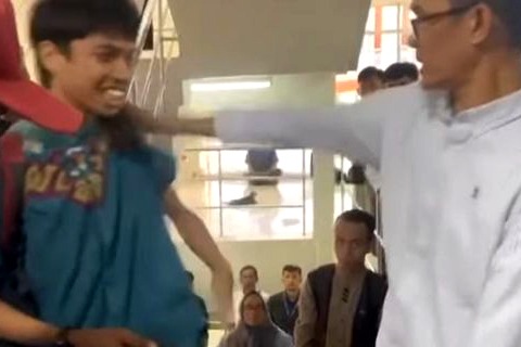Dosen UNM cekcok dengan mahasiswa gegara kewajiban membeli jas almamater. Dosen UNM cekcok dengan mahasiswa gegara kewajiban membeli jas almamater.