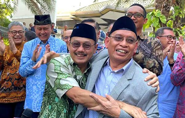 Prof. Bus dan Rektor Unair, Prof. M. Nasih. (Ist.) Prof. Bus dan Rektor Unair, Prof. M. Nasih. (Ist.)