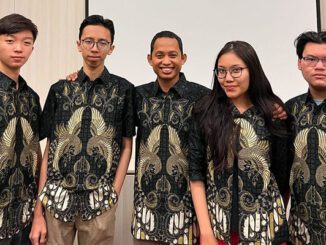 Tim Olimpiade Biologi Indonesia (TOBI) bersama Ahmad Faizal selaku pembina. (dok.puspresnas)