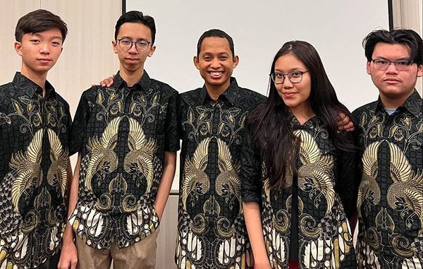 Tim Olimpiade Biologi Indonesia (TOBI) bersama Ahmad Faizal selaku pembina. (dok.puspresnas)