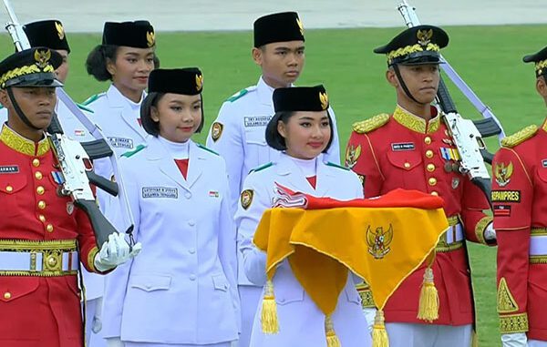 Livenia Evelyn Kurniawan, pembawa baki bendera Merah Putih di IKN.