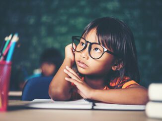 Anak pakai kacamata. (freepik)