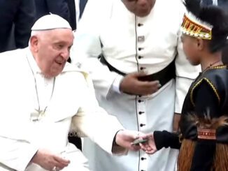 Paus Fransiskus tiba di Indonesia. (dok.komsoskwi)