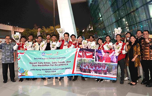 Penyambutan Delegasi Indonesia pada ajang WSC 2024 di Terminal 3 Bandara Soekarno-Hatta. (dok.puspresnas) Penyambutan Delegasi Indonesia pada ajang WSC 2024 di Terminal 3 Bandara Soekarno-Hatta. (dok.puspresnas)