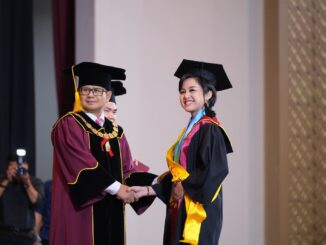 Rektor Universitas Sanata Dharma (USD) Yogyakarta, Rm. Albertus Bagus Laksana, S.J., S.S., Ph.D berama wisudawan terbaik