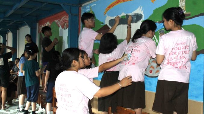 118 peserta didik kelas XI SMA Santo Carolus Tarakanita Surabaya terlibat langsung dalam kegiatan Proyek Penguatan Profil Pelajar Pancasila (P5) bertema "Ekspresi Bhineka Tunggal Ika" melalui karya seni mural dan spanduk bercerita
