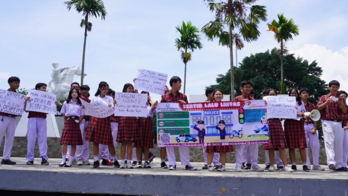 Sebanyak 96 peserta didik didampingi 6 guru SMA Tarakanita Magelang praktik orasi di sisi sebelah timur Monumen Diponegoro Alun-alun Kota Magelang yang berjarak sekitar 200 meter dari sekolah