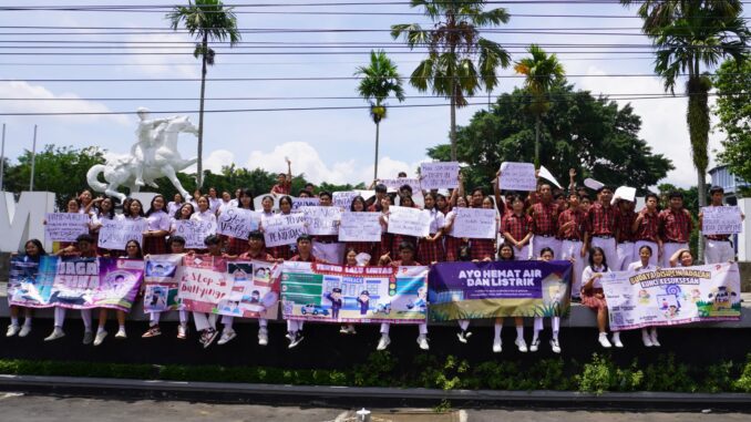 Sebanyak 96 peserta didik didampingi 6 guru SMA Tarakanita Magelang praktik orasi di sisi sebelah timur Monumen Diponegoro Alun-alun Kota Magelang yang berjarak sekitar 200 meter dari sekolah