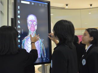 Siswi mempelajari organ tubuh dengan Animasi di Museum Anatomi