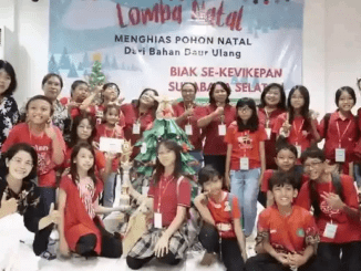 lomba membuat pohon Natal dari bahan daur ulang di Surabaya (Ist).