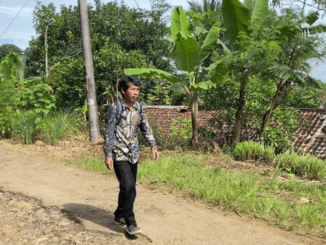 Empan, guru honorer yang rela berjalan kaki 11 km ke sekolah