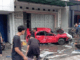 Mobil Hyundai merah oleng dan menabrak kendaraan