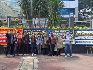 Para dosen ASN gelar aksi dengan karangan bunga di kantor Kemendikti Saintek. (Ist.)