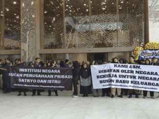 Puluhan pegawai Kemendiktisaintek menggelar aksi demonstrasi terkait arogansi Menteri Satryo