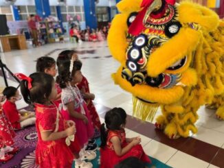 Peserta didik KB-TK Tarakanita 5 berinteraksi dengan barongsai pada perayaan Imlek, Jumat, 7 Februari 2025