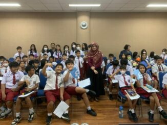 Peserta didik kelas 5 SD Santo Carolus Surabaya