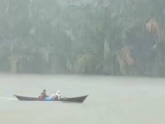 Tangkapan layar video siswa membantu temannya ke sekolah dengan perahu boat