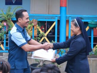 Pemberian piagam penghargaan Kepada bapak Adam Marsin oleh Sr. Margriet CB selaku Kepala Kantor Yayasan Tarakanita Wilayah Bengkulu