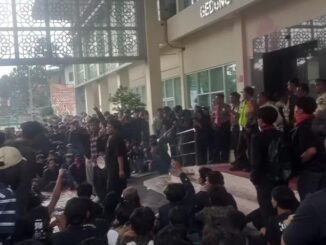 mahasiswa UIN Bandung berdemo terkait kualitas jas almamater