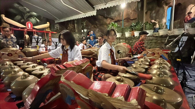 SMA Santo Carolus Surabaya Iringi Tirakatan Jumat Legi di Puhsarang SMA Santo Carolus Surabaya Iringi Tirakatan Jumat Legi di Puhsarang