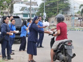 Komunitas Suster CB Bengkulu bekerja sama dengan karyawan kantor Yayasan Tarakanita Wilayah Bengkulu menggelar kegiatan berbagi takjil di Tugu Pers (Tugu Pena) Bengkulu pada Selasa, 11 Maret 2025