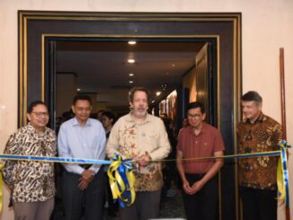 Swedish Ambassador to Indonesia, Timor-Leste, ASEAN, and Papua New Guinea, Daniel Blockert (center), at the Join Sweden – Study & Career Fair on Saturday, April 12, 2025, at the Artotel Hotel in Gelora Senayan, Jakarta