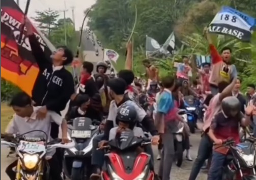 sekelompok pelajar justru melakukan konvoi di jalanan sambil mengacungkan senjata tajam (sajam).