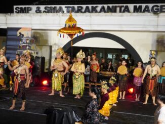 Pertunjukan Sendratari “Mantyasih” diperankan oleh 105 peserta didik kelas 10 SMA Tarakanita Magelang dipentaskan pada Jumat, 16 Mei 2025 di halaman komplek SMP-SMA Tarakanita Magelang.