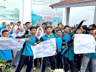 Para murid SMKN 1 Lubuklinggau demo tuntut guru olahraga diseret ke Polisi. (Ist.)