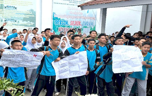 Para murid SMKN 1 Lubuklinggau demo tuntut guru olahraga diseret ke Polisi. (Ist.)