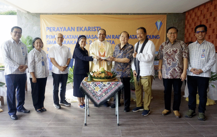 Pemotongan tumpeng mengawali prosesi “Munggah Molo” gedung SMA Tarakanita 2 Jakarta