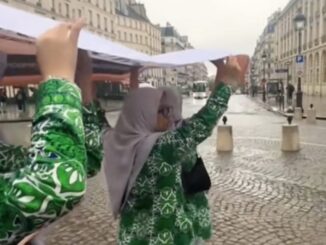 Tangkapan video siswa Sekolah Al Azhar Karangpandan, sebuah sekolah yang berlokasi di Kabupaten Karanganyar, study tour ke Paris, Perancis