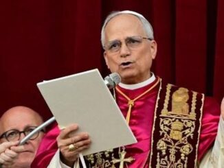 Paus Leo XIV, yang baru terpilih dari hasil Konklaf tanggal 7-8 Mei 2025, menyampaikan salam dan berkat pertamanya dari balkon Basilika Santo Petrus. (Photo by Tiziana FABI / AFP)