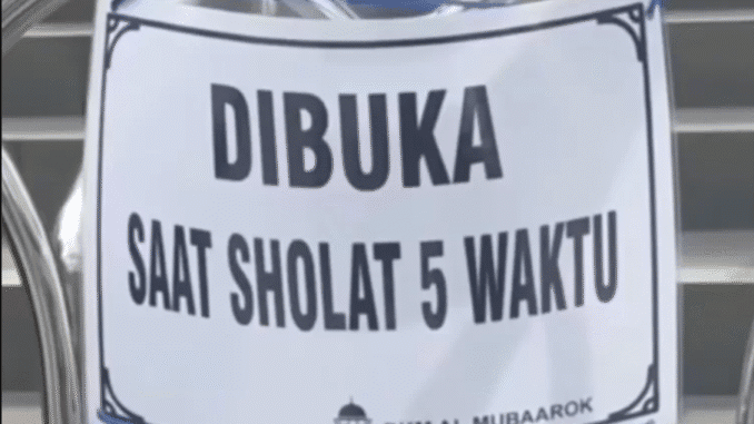Tangkapan layar masjid digembok dan hanya dibuka saat sholat.png