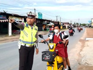 Fenomena anak SD mengendarai motor listrik di jalan raya dihenti polisi. (Ist.)
