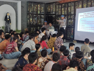 Iptu Maryadi, S.H dalam penyuluhan Kenakalan Remaja dan Narkoba di SMA Tarakanita 2