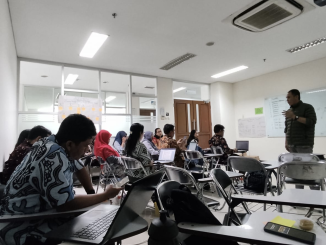Eko Parminto memberikan materi pembelajaran mendalam dalam pelatihan guru di UHAMKA