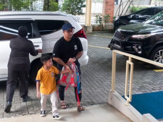 Gerakan Ayah Mengantar Anak di Hari Pertama Sekolah