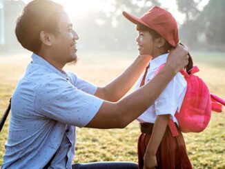 Seorang ayah mengantar anaknya ke sekolah. (Ist.)