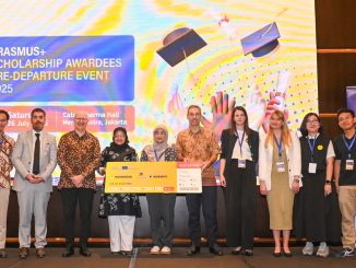 Symbolic handover of Erasmus+ scholarships at the "Erasmus+ Pre-Departure Briefing 2025" event at Menara Astra, Tanah Abang, Jakarta, on Saturday (26/7)